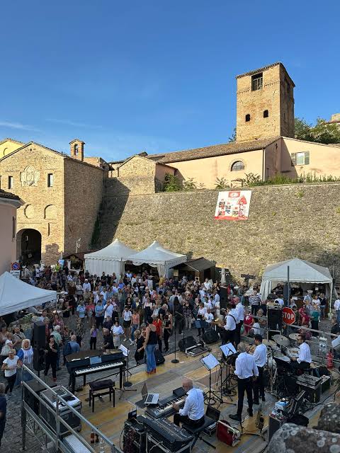 Piazza Montefiore Conca piena di gente durante un concerto alla Sagra della Castagna.
Musica, festa e convivialità nel cuore del borgo. Fonte: Rimininews24.it